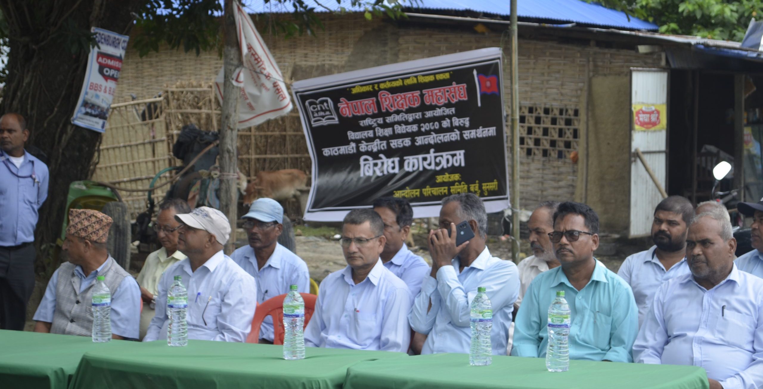 बर्जुका शिक्षकहरुद्वारा पालिका अगाडि बिरोध कार्यक्रम