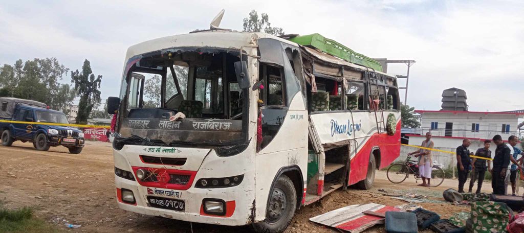 सिरहामा बस दुर्घटना : दुई जनाको मृत्यु, २५ घाइते