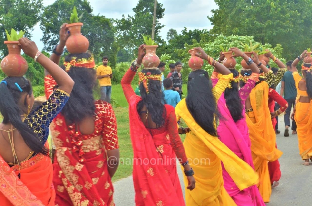 देवानगञ्जमा भव्य कलश यात्रा निकालिदै