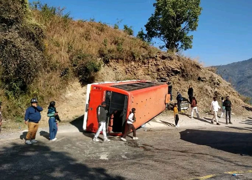 इलामबाट बिद्यार्थी बोकेर धनकुटा गईरहेको बस दुर्घटना हुँदा ६ जना घाइते