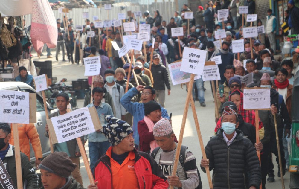 पाथीभरामा केवलकार निर्माण नगर्न भन्दै स्थानीय उत्रिए सडकमा