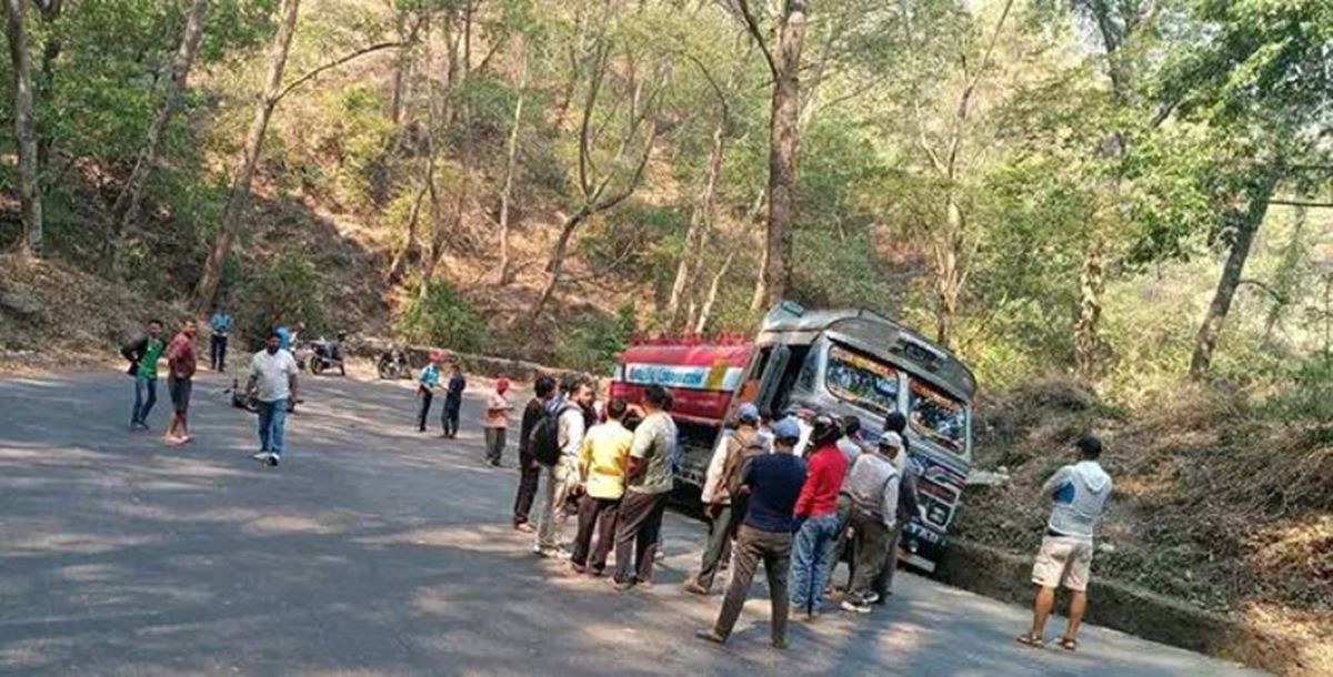 ट्यांकरले मोटरसाइकललाई ठक्कर दिँदा श्रीमानको मृत्यु