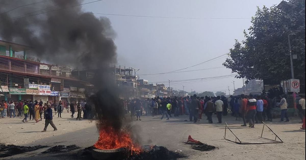 शाजिद र मोफिदले १६ वर्षका दुई युवतीलाई भगाएपछि सडक जाम : स्थिती नियन्त्रण लिन प्रहरीले गर्यो नौं राउण्ड अश्रुग्याँस प्रहार