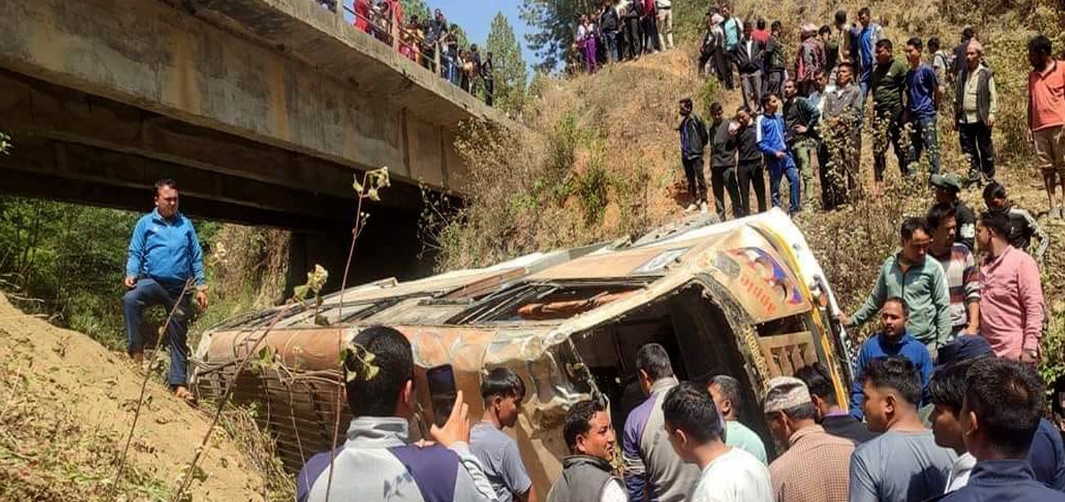 दाङबाट रुकुम जाँदै गरेको यात्रुवाहक बस दुर्घटना