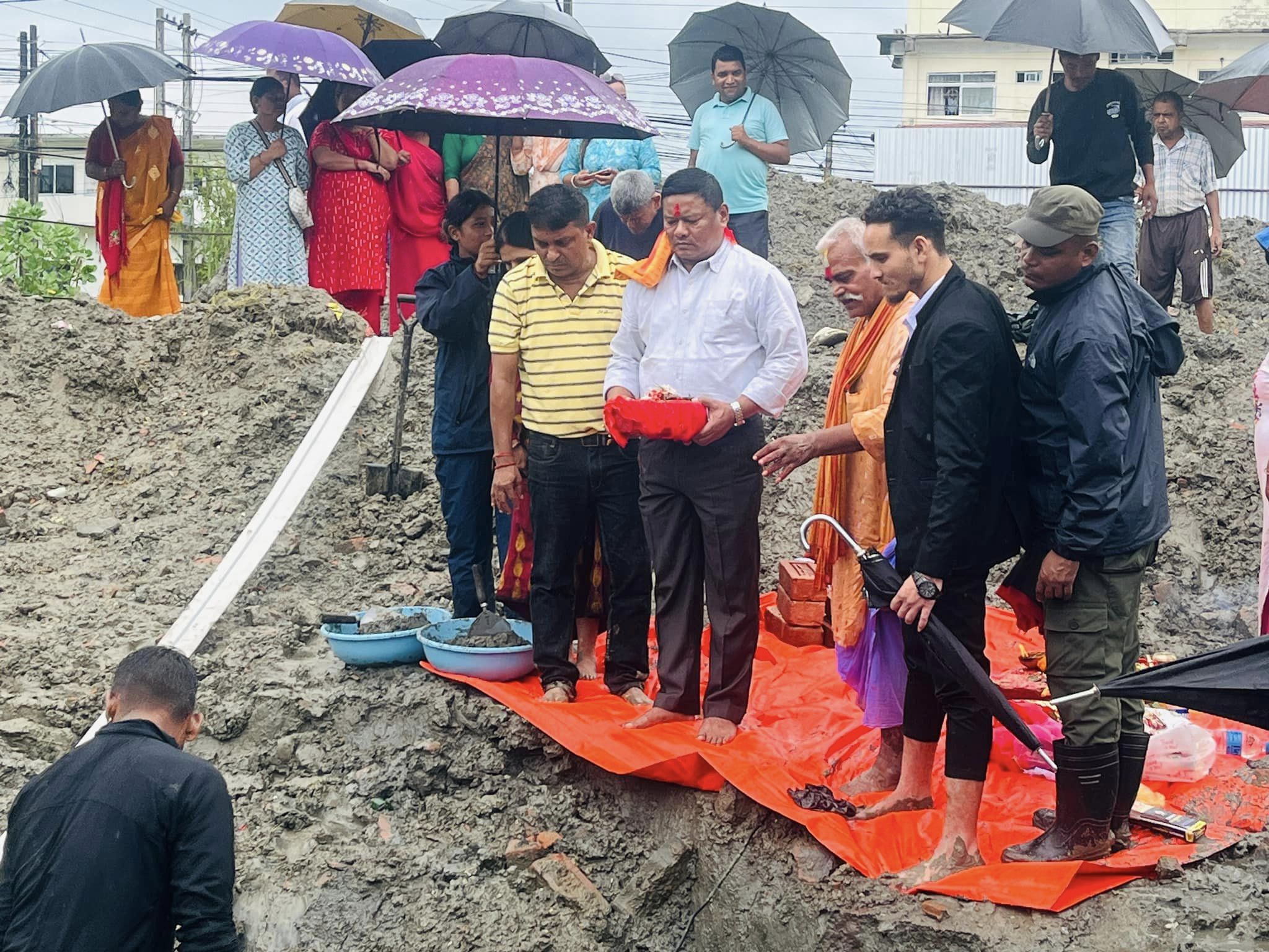 अन्तत बन्ने भयो दुहवी बहुउद्देश्यीय ब्यापारीक  भवन : नगर प्रमुख गच्छादारद्वारा शिलान्यास